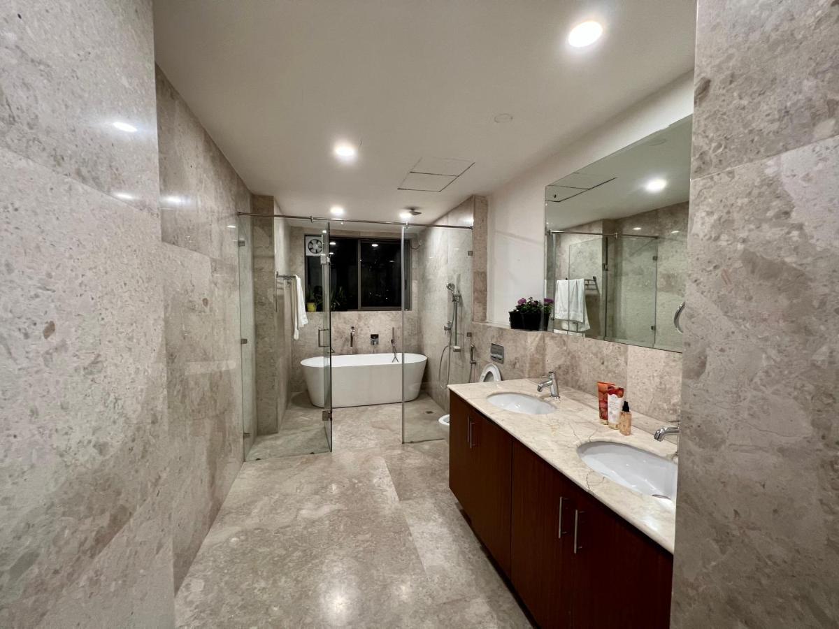 Luxury Master Bedroom With Bathtub N Private Entry 구르가온 외부 사진
